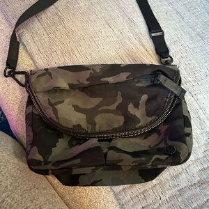 Crossbody camouflage purse